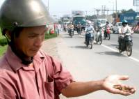 Anh xe ôm chuyên nhặt đinh