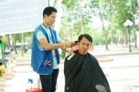 Chàng trai với 1 cây kéo làm từ thiện từ Bắc tới Nam