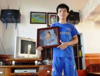 Cậu sinh viên biến đồ phế thải thành tranh