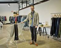 Mặc quần Jean trong suốt 300 ngày để làm từ thiện