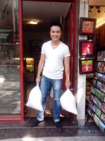 Thiếu gia Hà thành đi xin gạo phát cho người nghèo