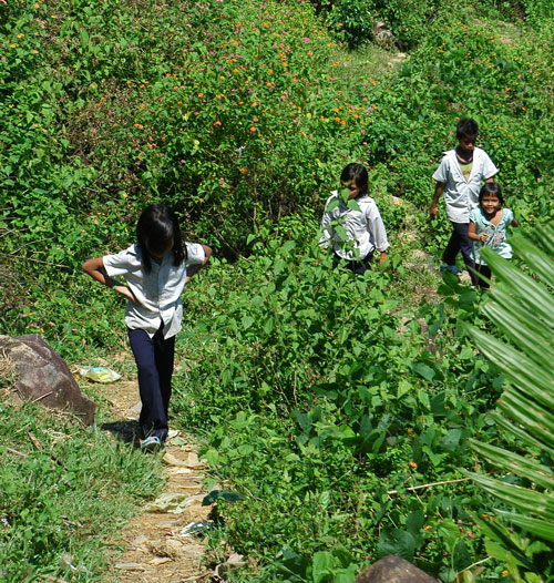 Khó khăn đường đến trường