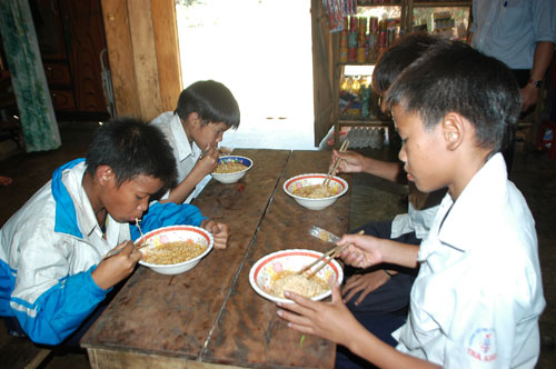 Bữa cơm chỉ là mì tôm